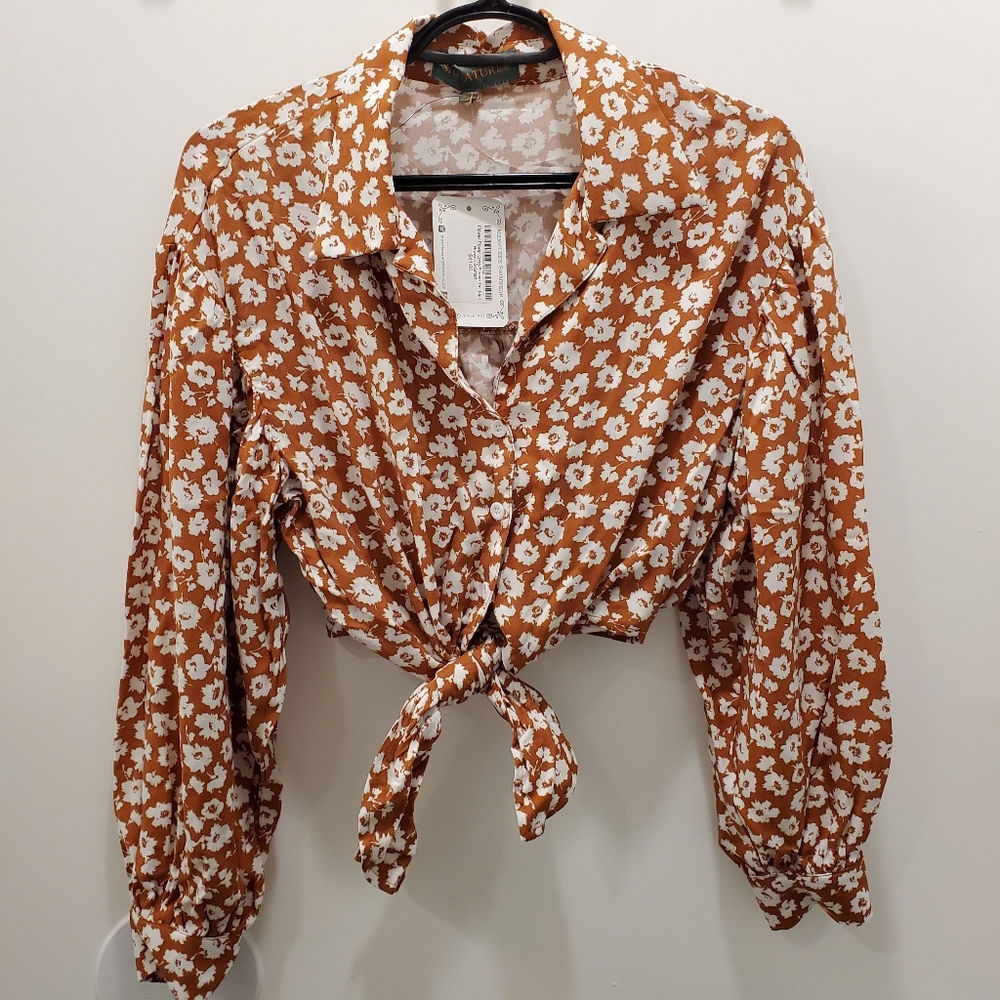 Signature 8 Daisy crop front knot blouse